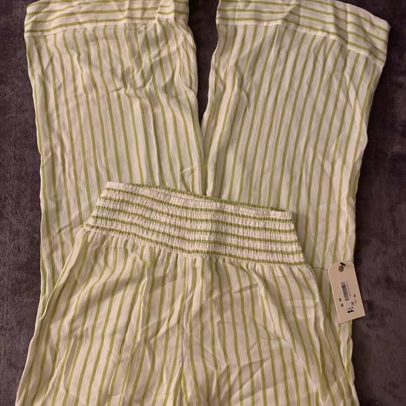 Cute lightweight pants 💚🤍 - Picture 2 of 4